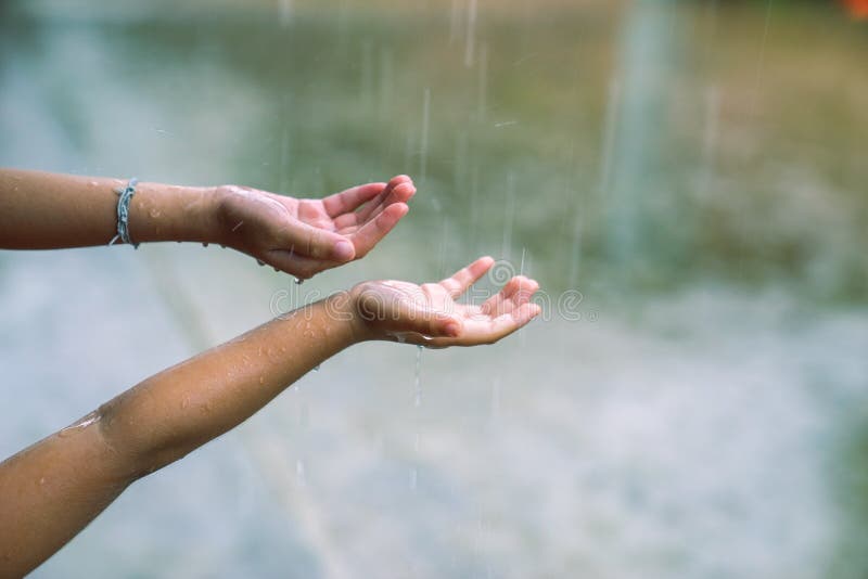Kinderen het zetten dient de regen in die dalingen van regen vangen stock fotografie Kinderen het zetten dient de regen in die dalingen van regen vangen stock fotografie