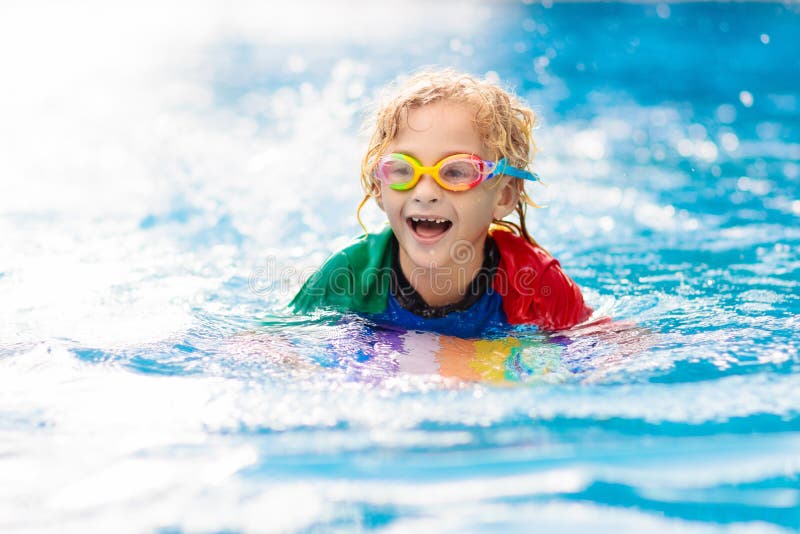 Taalkunde Naar de waarheid geeuwen Kinderen Leren Zwemmen. Kinderen in Een Zwembad Stock Afbeelding - Image of  pret, gezond: 198992537