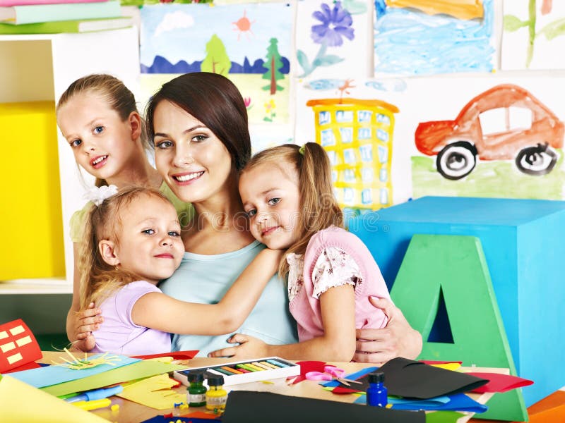Kinderen met leraar op school. stock afbeelding Kinderen met leraar op school. stock afbeelding