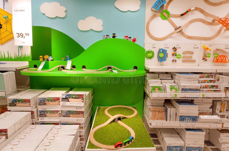 Kinderen` s afdeling met speelgoed en ontwerpproducten voor jonge geitjes in grote IKEA-opslag met meubilair, decor stock afbeeldingen Kinderen` s afdeling met speelgoed en ontwerpproducten voor jonge geitjes in grote IKEA-opslag met meubilair, decor stock afbeeldingen