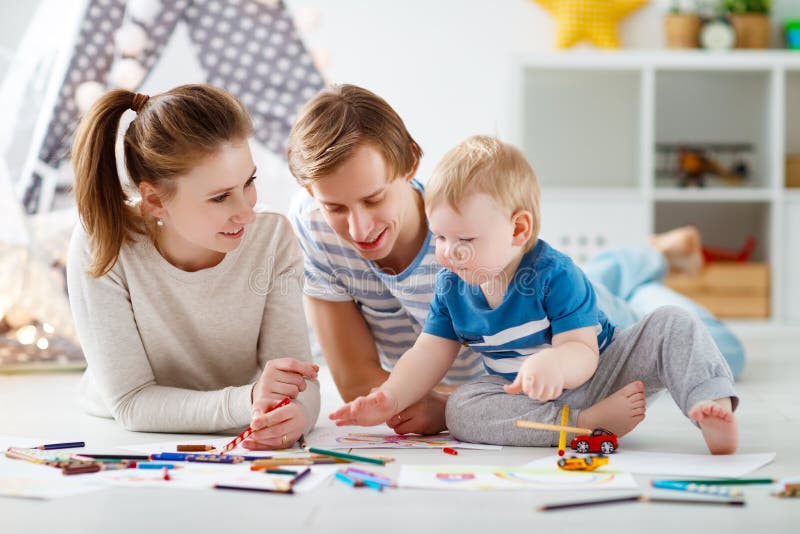 Kinderen` s creativiteit de de gelukkige vader en zoon van de familiemoeder trekken royalty-vrije stock foto's Kinderen` s creativiteit de de gelukkige vader en zoon van de familiemoeder trekken royalty-vrije stock foto's