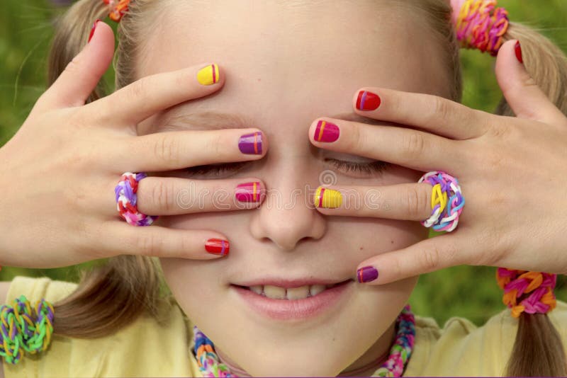 Kinderen` s multicolored manicure
