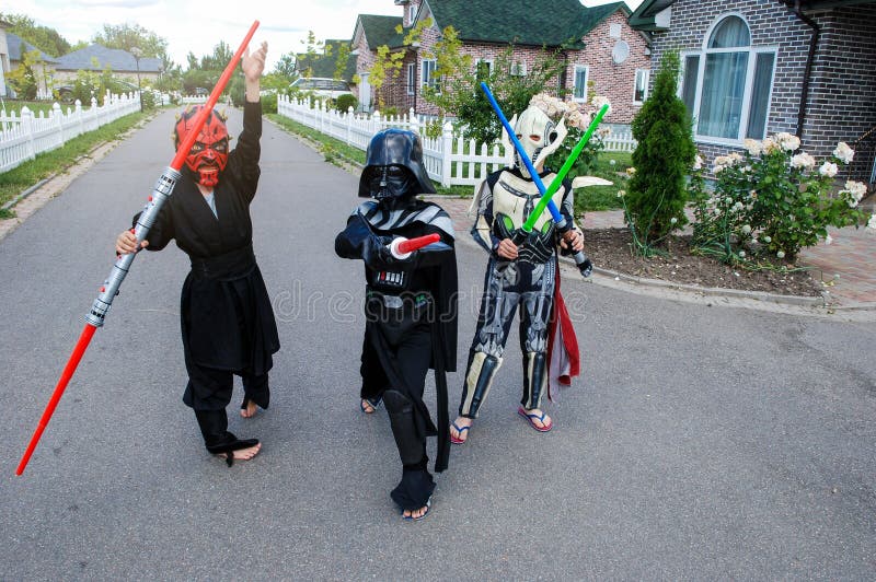 beweging Aanmoediging kofferbak Kinderen in Star Wars-kostuums Worden Vermomd Dat: Pijltjegrote Houten  Hamer, Darth Vader Met Zwaarden Darth Vader Redactionele Stock Afbeelding -  Image of pret, halloween: 132041419