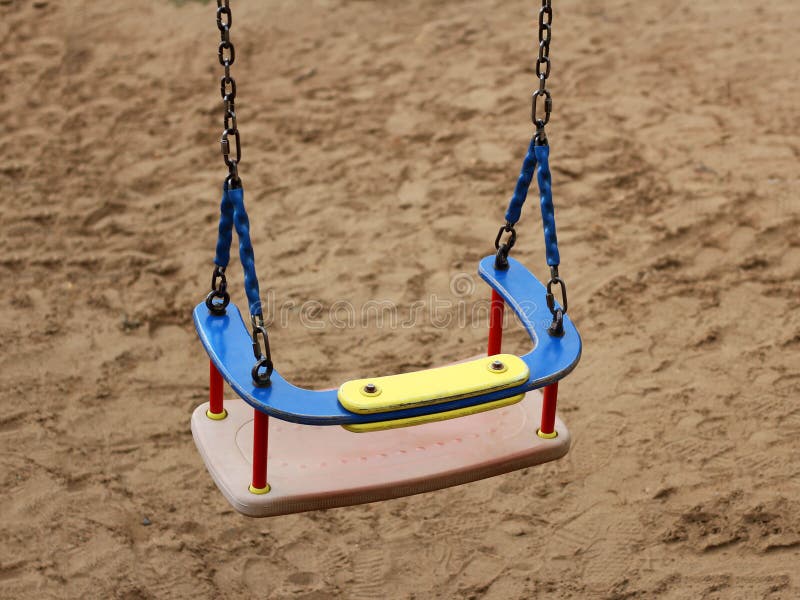 Kinderen zwaaien op de speelplaats stock afbeeldingen Kinderen zwaaien op de speelplaats stock afbeeldingen