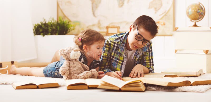 Kinderenbroer en zuster, jongen en meisje die een boek lezen royalty-vrije stock fotografie Kinderenbroer en zuster, jongen en meisje die een boek lezen royalty-vrije stock fotografie