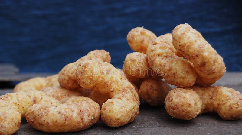 Kinderensnacks met pinda's op houten achtergrond stock afbeelding Kinderensnacks met pinda's op houten achtergrond stock afbeelding