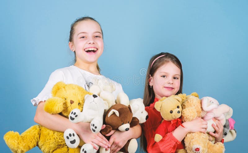 Kinderentz?ckende nette M?dchen spielen weiche Spielwaren Gl?ckliche Kindheit Kinderbetreuung Spiel der besten Freunde der Schwes lizenzfreies stockfoto Kinderentz?ckende nette M?dchen spielen weiche Spielwaren Gl?ckliche Kindheit Kinderbetreuung Spiel der besten Freunde der Schwes lizenzfreies stockfoto