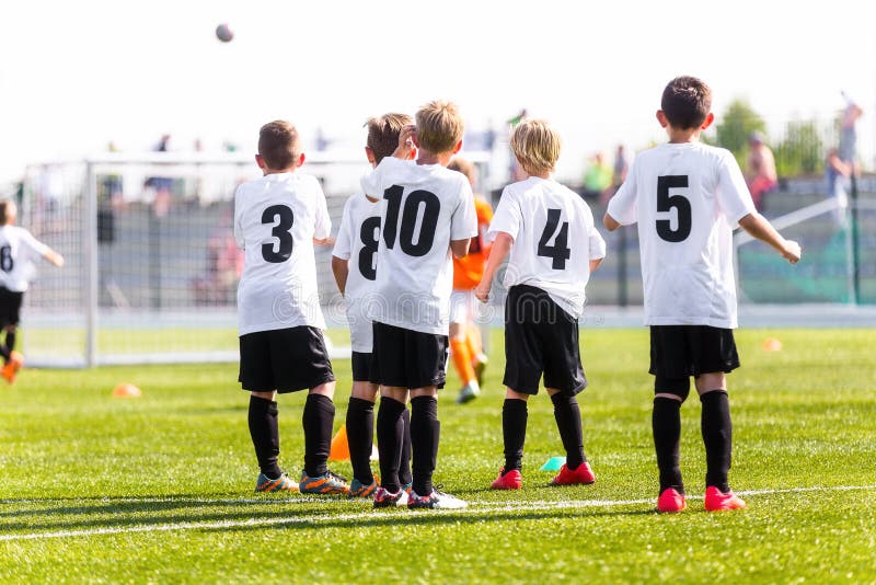 Kinderfußball-Team Aufpassendes Fußballspiel Young Boyss Fußball-Turnier-Wettbewerb im Hintergrund lizenzfreie stockfotos Kinderfußball-Team Aufpassendes Fußballspiel Young Boyss Fußball-Turnier-Wettbewerb im Hintergrund lizenzfreie stockfotos