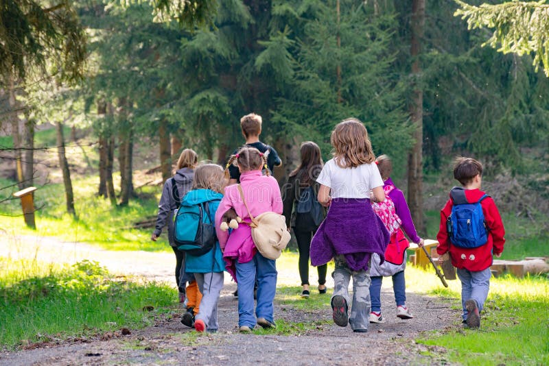 KindergartenSchulkind-Gruppenfamilie im Wald lizenzfreies stockfoto KindergartenSchulkind-Gruppenfamilie im Wald lizenzfreies stockfoto