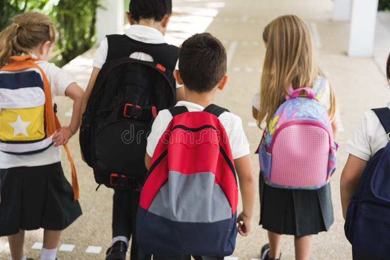 Kindergartenstudenten, die zusammen nach Klasse stehen lizenzfreie stockfotografie Kindergartenstudenten, die zusammen nach Klasse stehen lizenzfreie stockfotografie