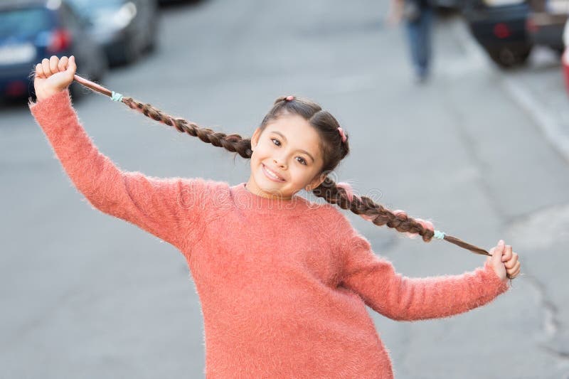 Kinderglimlach op schattig gezicht buiten Klein blij meisje met haarklop Goede-stemmingsconcept Mooie jongen met vers uiterlijk royalty-vrije stock fotografie Kinderglimlach op schattig gezicht buiten Klein blij meisje met haarklop Goede-stemmingsconcept Mooie jongen met vers uiterlijk royalty-vrije stock fotografie