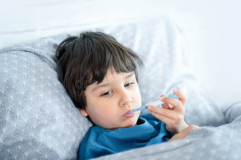 Kindergrippekranker, Junge mit medizinischem Thermometer im Mund, Gesundheitskrankheit Kind mit kalter Rhinitis, k?hlen ab stockfotos Kindergrippekranker, Junge mit medizinischem Thermometer im Mund, Gesundheitskrankheit Kind mit kalter Rhinitis, k?hlen ab stockfotos