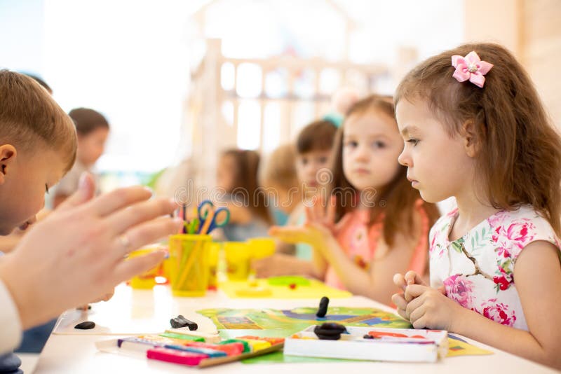Kindergruppe, die Künste und Handwerk in der Kindertagesstättenmitte lernt stockbild Kindergruppe, die Künste und Handwerk in der Kindertagesstättenmitte lernt stockbild