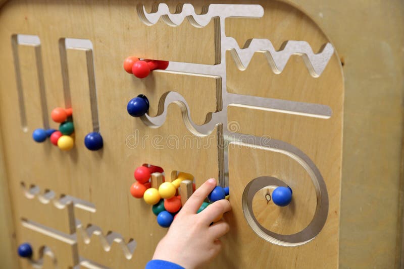 Kinderhand spielt mit hölzernem Puzzlespiel stockfoto Kinderhand spielt mit hölzernem Puzzlespiel stockfoto