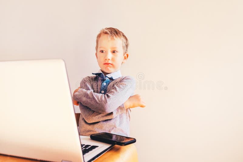 Kinderhänge auf der Laptop-Tastatur neben dem Mobiltelefon für geschäftliche Aktivitäten stockbild Kinderhänge auf der Laptop-Tastatur neben dem Mobiltelefon für geschäftliche Aktivitäten stockbild