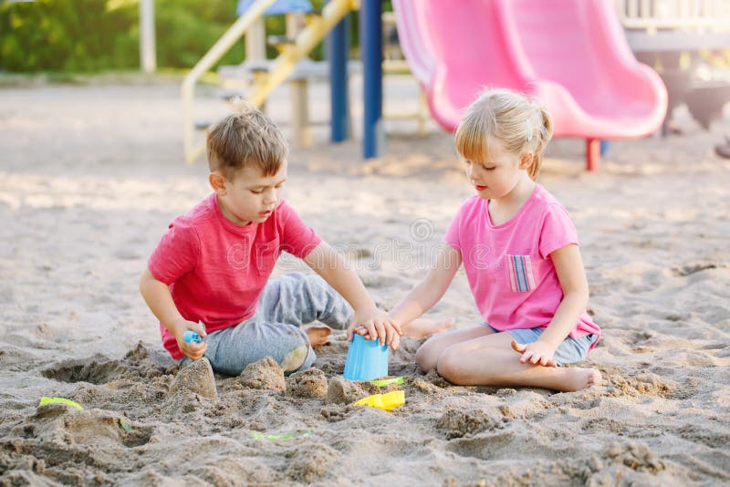 Afspraak kraam Fabriek Kinderjongen En Vrienden Van Meisjes Preschoolse Kinderen Die Op De  Zomerdag Met Zand En Speelgoed in Zandbak Spelen Stock Afbeelding - Image  of kind, kasteel: 159853315