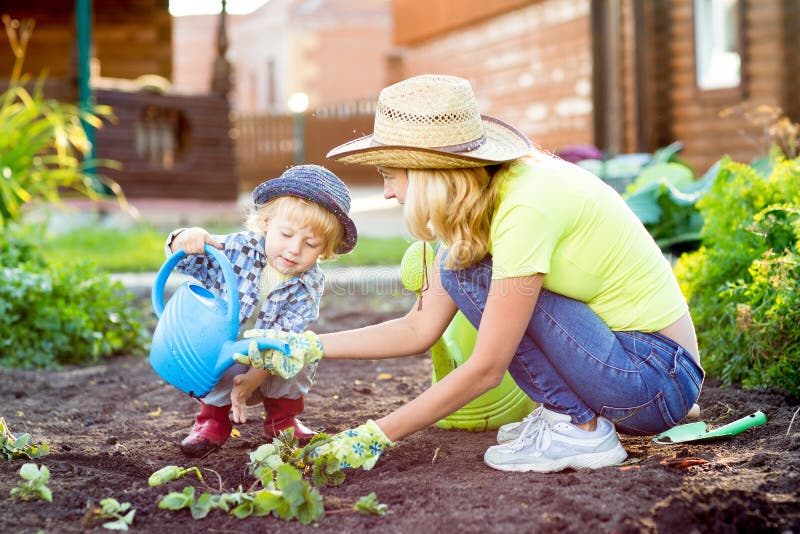 Kinderjunge Hilft, Das Arbeiten Im Garten Zu Bemuttern