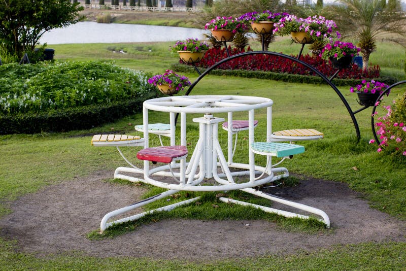 Kinderkarussell Im Spielplatz Stockfoto Bild von