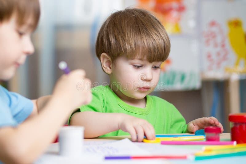 Kinderkreativität Kinder, die vom Lehm sculpting sind Nette kleine Jungen formen vom Plasticine auf Tabelle im Kindertagesstätten stockfoto Kinderkreativität Kinder, die vom Lehm sculpting sind Nette kleine Jungen formen vom Plasticine auf Tabelle im Kindertagesstätten stockfoto