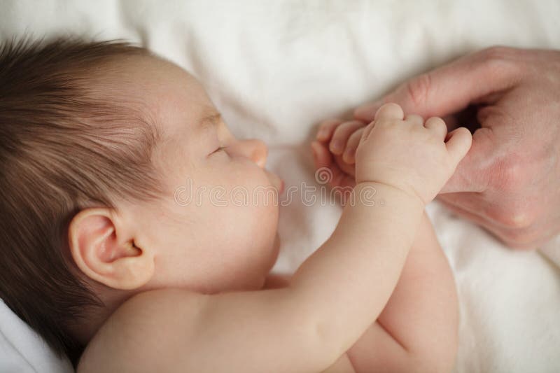 Kinderliebe Sicherheit Familie und Kinderschutz Konzept. Neugeborenes mit Sattelhand stockfotografie