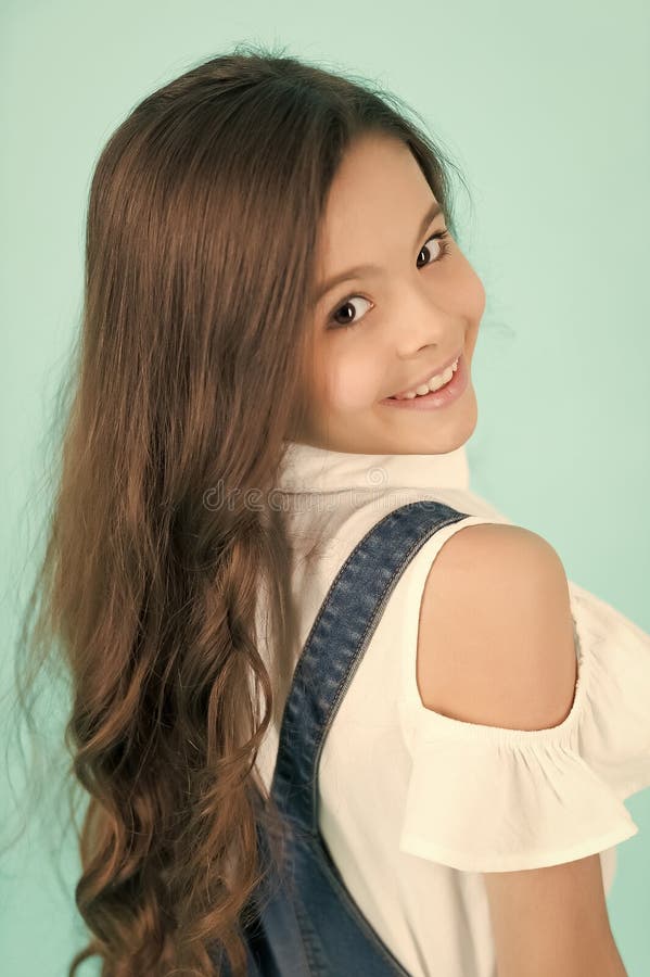 Kindermodell mit dem langen gesunden Brunettehaar stockbild Kindermodell mit dem langen gesunden Brunettehaar stockbild