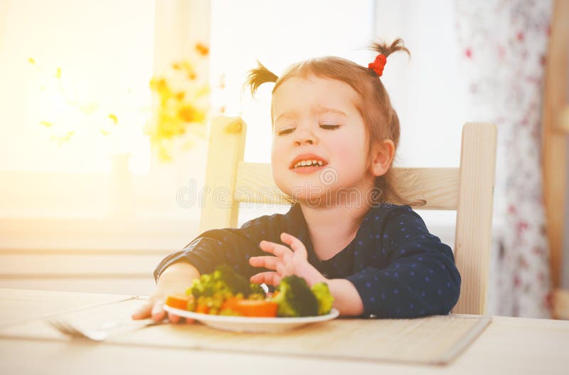 Kindermädchen mag und möchte nicht Gemüse nicht essen stockfotos Kindermädchen mag und möchte nicht Gemüse nicht essen stockfotos