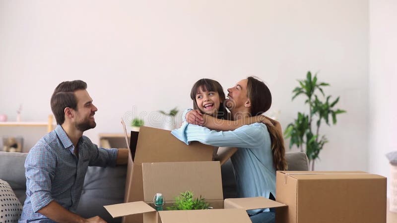Kindermädchen springen vom Kasten heraus, der an beweglichem Tag spielt stock footage
