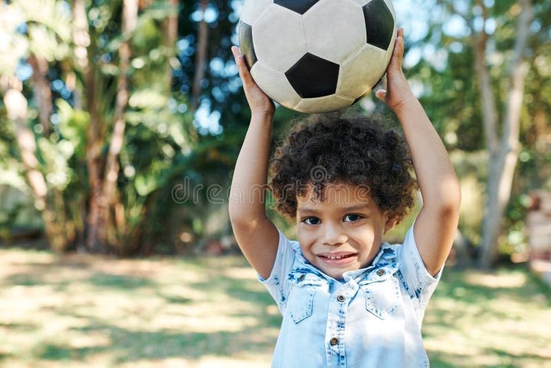 Kinderportrait und Fußball im Gartenpark zum Spielen oder Lernen von Sportwochen oder Gras. Kind glücklich stockfotos