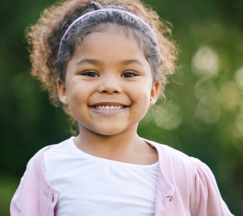Kinderportrait und glücklich im Garten oder Park für Spaß und Entwicklung als Kind. Kleinkind und Mädchen stockfotografie