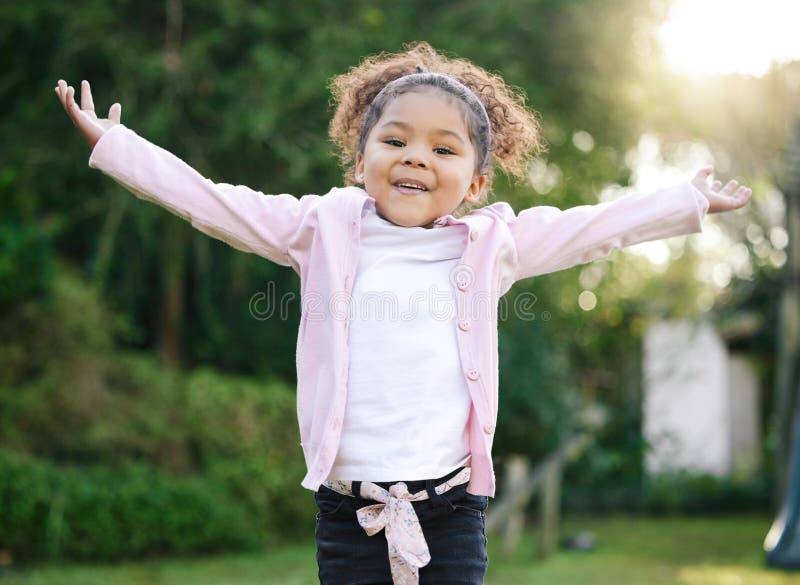 Kinderportrait und glücklich im Garten oder Park zum Spaß und zur Entwicklung als Kind. Kleinkind und positiv stockfotos