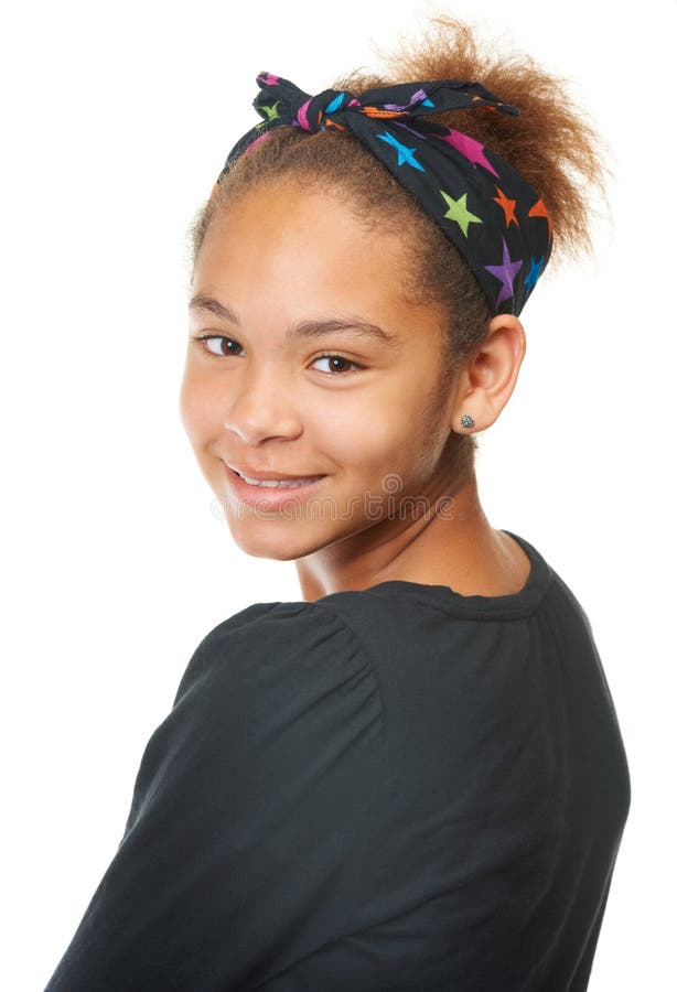 Kinderportrait und Lächeln mit Schönheitshaar und Gesicht mit Kopf-Bild Modell und Bandana. Mädchen glücklich und isoliert stockfoto