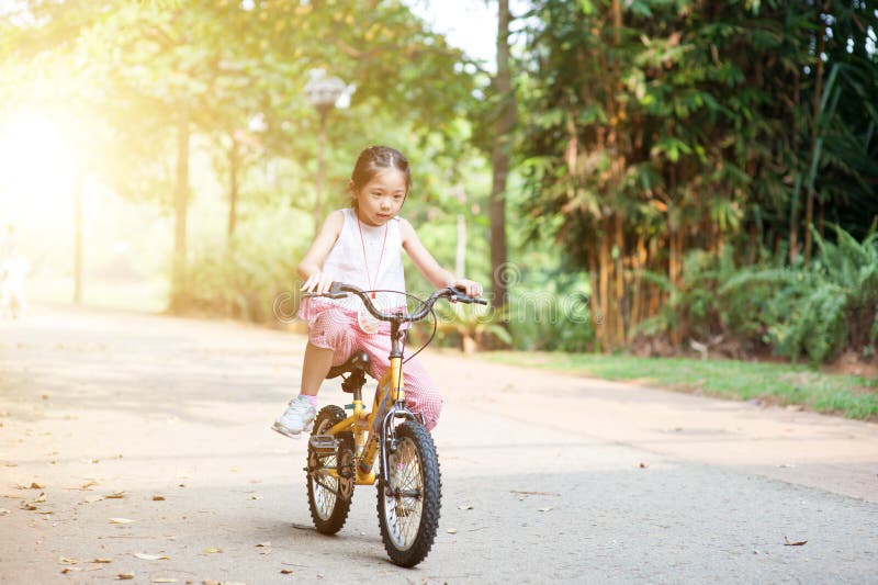 Kinderradfahren im Freien lizenzfreies stockbild Kinderradfahren im Freien lizenzfreies stockbild