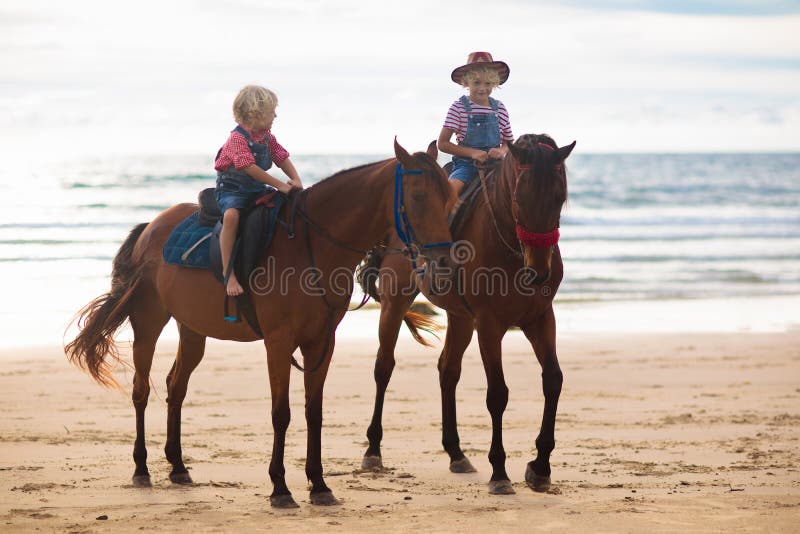 Kinderreitpferd auf Strand Kinderfahrpferde stockbilder Kinderreitpferd auf Strand Kinderfahrpferde stockbilder