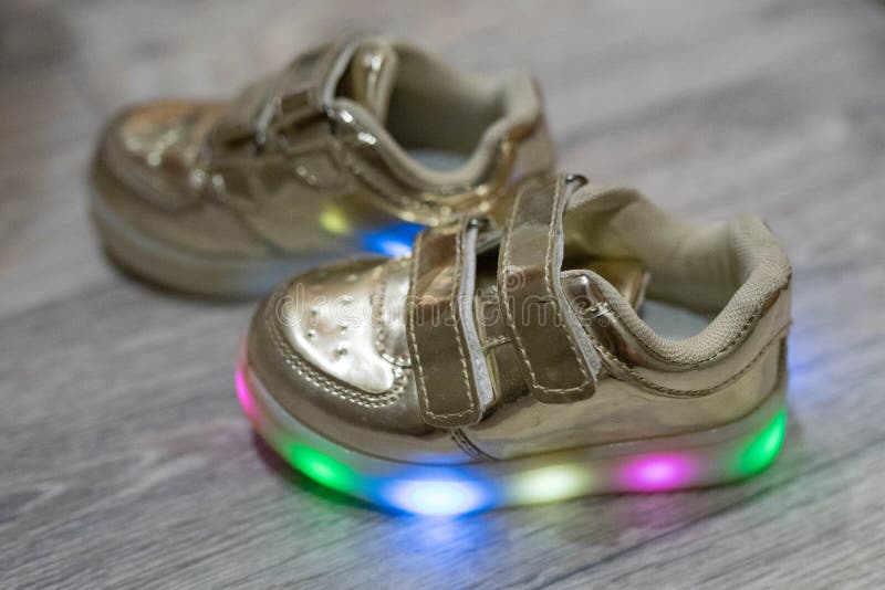 Kinderschoenen op een houten oppervlakte stock afbeelding Kinderschoenen op een houten oppervlakte stock afbeelding