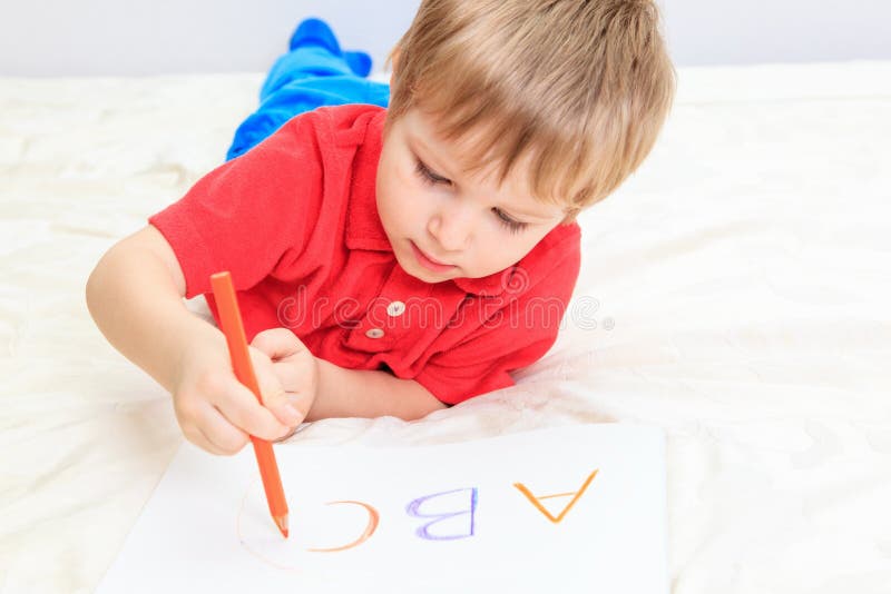 Kinderschreibensbuchstaben lizenzfreie stockfotos Kinderschreibensbuchstaben lizenzfreie stockfotos
