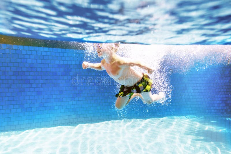 Kinderschwimmen im Swimmingpool mit Maske lizenzfreie stockfotografie Kinderschwimmen im Swimmingpool mit Maske lizenzfreie stockfotografie