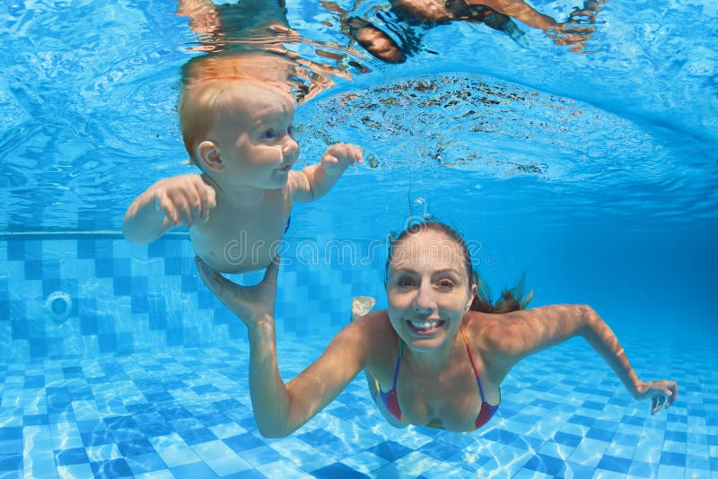 Kinderschwimmenlektion - Baby mit moher Tauchen Unterwasser im Pool stockfotos Kinderschwimmenlektion - Baby mit moher Tauchen Unterwasser im Pool stockfotos