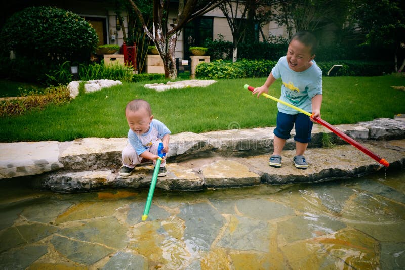 Kinderspiel Im Garten Mit Gewehren Und Wassergewehren Auf