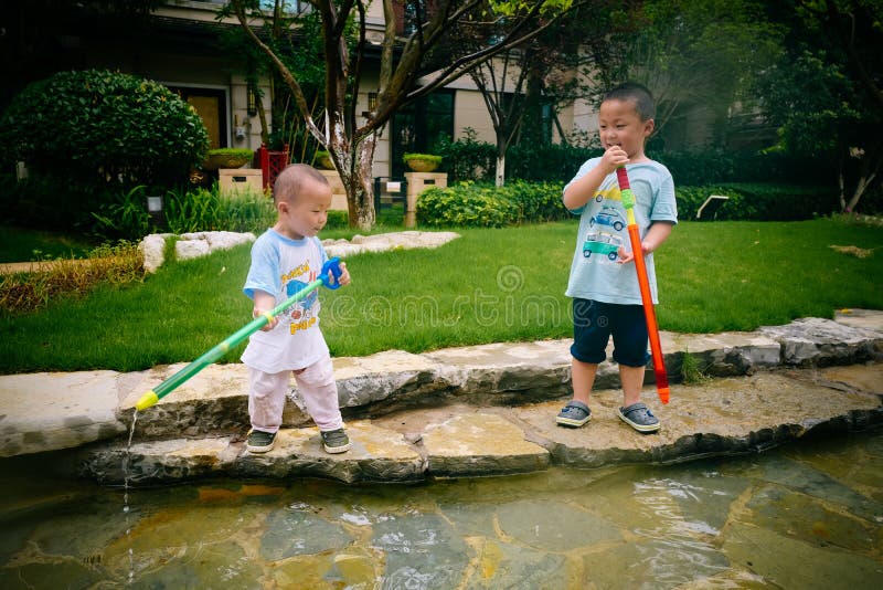 Kinderspiel Im Garten Mit Gewehren Und Wassergewehren