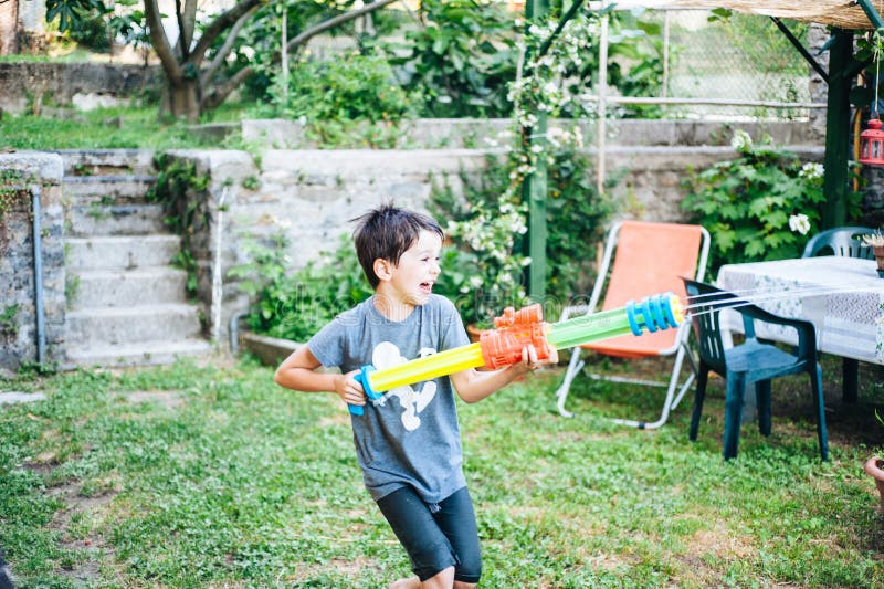 Kinderspiel Im Garten Mit Gewehren Und Wassergewehren Auf