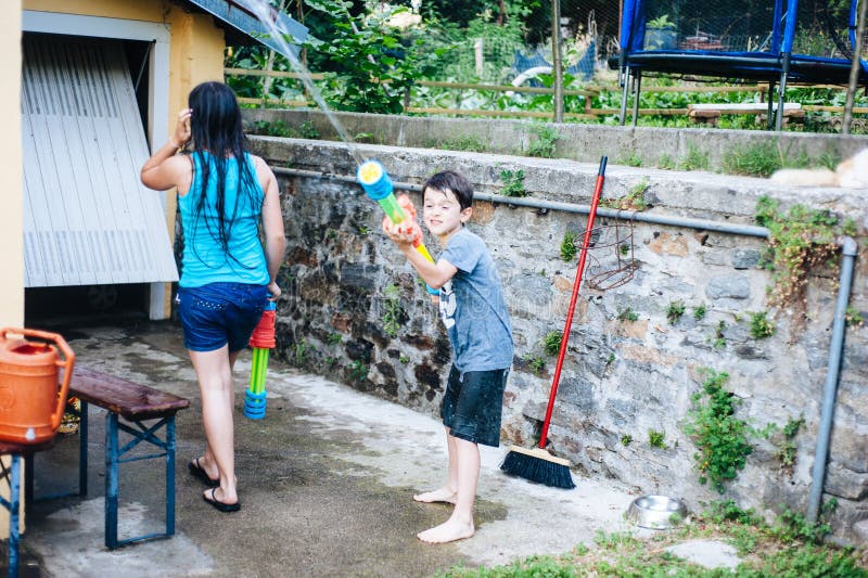 Kinderspiel Im Garten Mit Gewehren Und Wassergewehren Auf