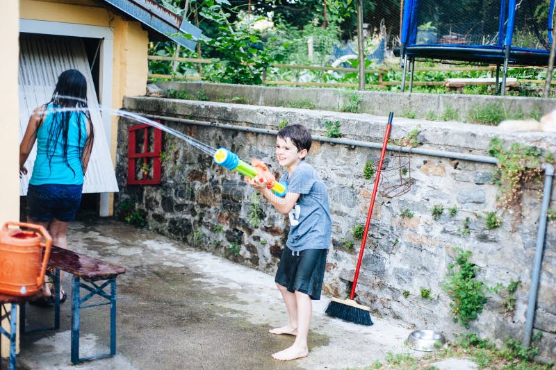 Kinderspiel Im Garten Mit Gewehren Und Wassergewehren Auf