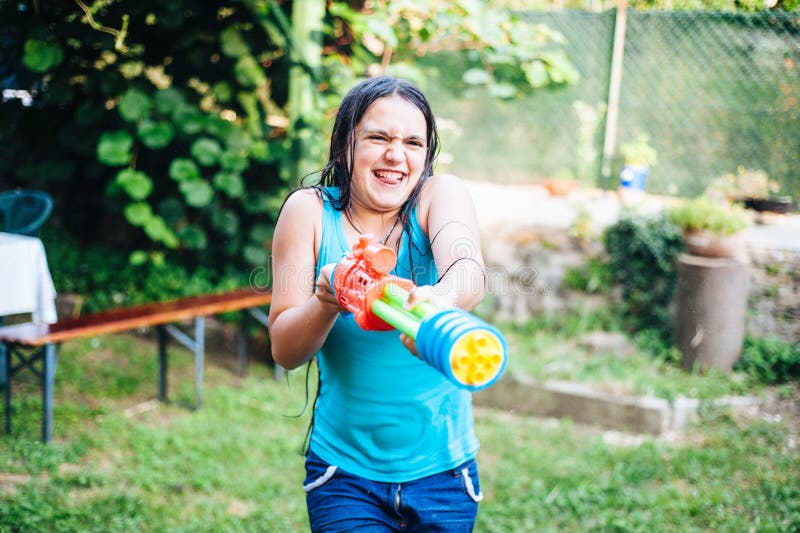 Kinderspiel Im Garten Mit Gewehren Und Wassergewehren Auf