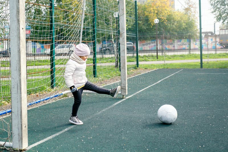 Kinderspiel mit Ball im Park lizenzfreie stockbilder Kinderspiel mit Ball im Park lizenzfreie stockbilder