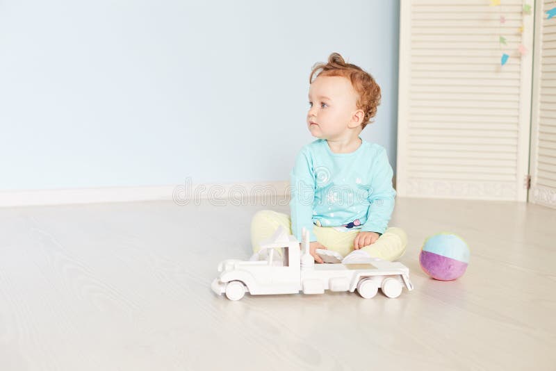 Kinderspiele mit einem Auto im Studio lizenzfreies stockfoto Kinderspiele mit einem Auto im Studio lizenzfreies stockfoto