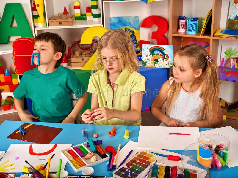 Kinderteigspiel in der Schule Knetmasse für Kinder stockbilder Kinderteigspiel in der Schule Knetmasse für Kinder stockbilder