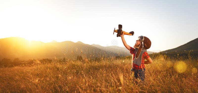 Kinderversuchsflieger mit Flugzeugträumen des Reisens in Sommer lizenzfreies stockbild