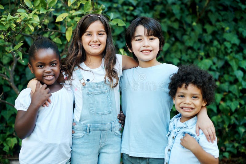 Kindervielfalt und Portrait im Garten für Freunde glücklich und Party mit Geburtstagsfeier. Schulkinder lizenzfreie stockbilder