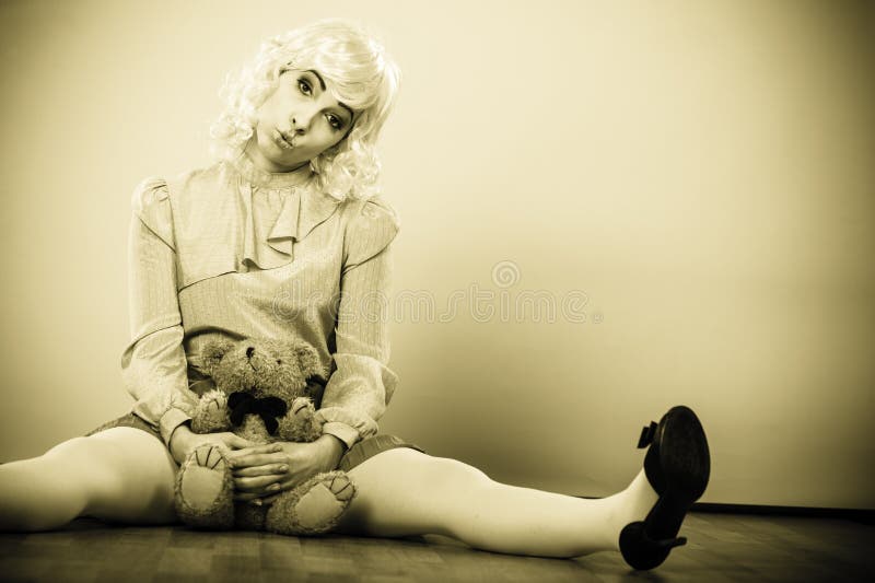 Kindliche Frau mit Teddybärspielzeug lizenzfreie stockbilder