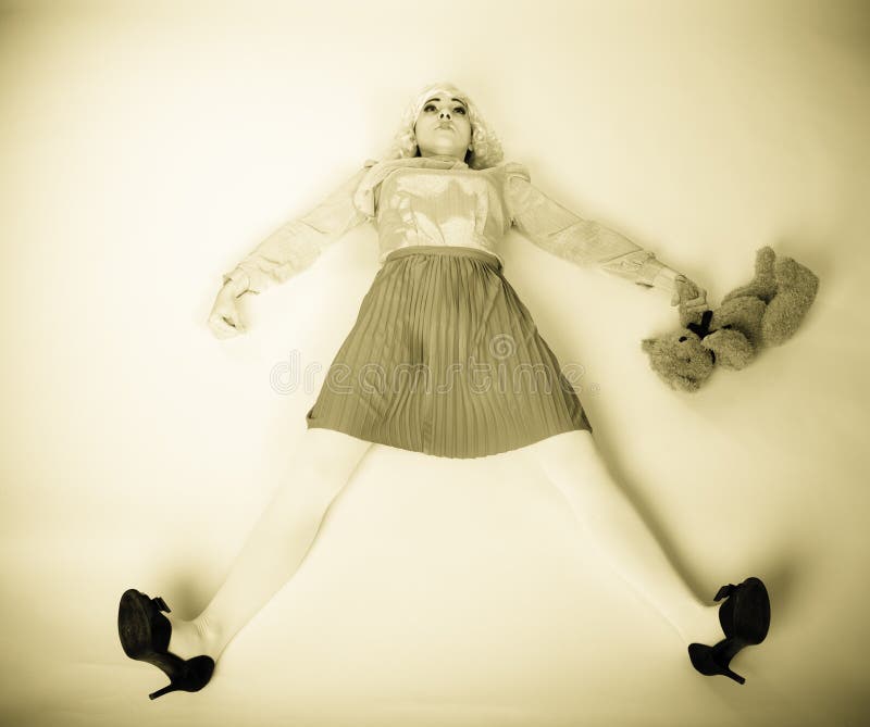 Kindliche Frau mit Teddybärspielzeug lizenzfreies stockbild